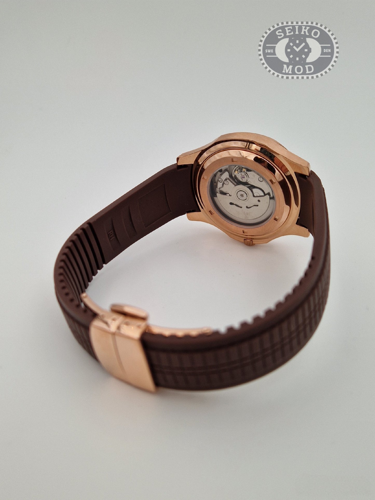 Aquanaut mod in rose gold with brown sports band